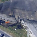 Des images impressionnantes des chaînes de télévision locales montrent cette portion de l'autoroute plonger abruptement vers une route de moindre importance qui passe en-dessous.